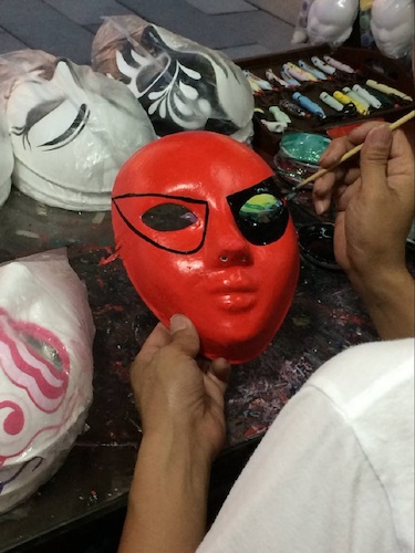七月二日 澳门银河
 赴西湖区“格格”学习探索小分队 街头艺术者正在画脸谱