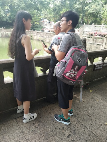 7月10日 澳门银河
 走西湖——关注1西湖十景垃圾分类小分队  采访游客关于垃圾分类与水质的看法