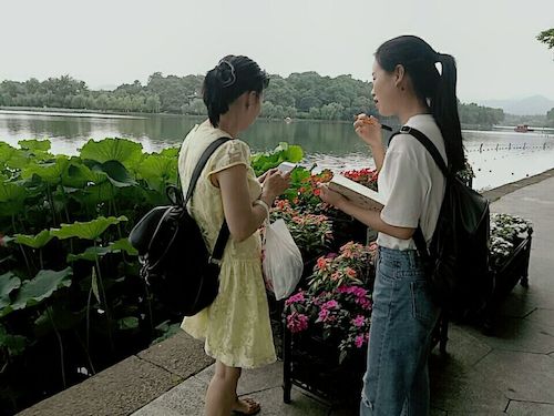 七月十九日 澳门银河
 走西湖—关注西湖十景垃圾分类问题小分队 游客采访