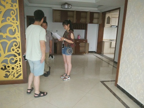 澳门银河
 检甲护民小分队投稿 七月十九日 成员进行问卷调查