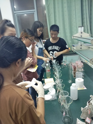 7月20日 澳门银河
 余杭区“激浊扬清”水质检测小分队 进行实验