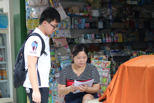 8月11日澳门银河
赴余杭区社区五水共治教育宣传小分队 请文具店老板填写问卷