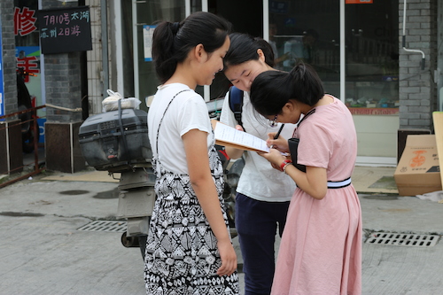 8月13日澳门银河
赴余杭区社区五水共治教育宣传小分队 请散步的居民填写问卷