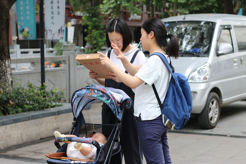 8月13日澳门银河
赴余杭区社区五水共治教育宣传小分队 请推婴儿车的妇女填写问卷