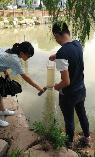 8月15日，澳门银河
节水宣传小分队赴采样点对河水进行采样分析1