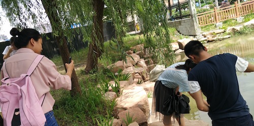 8月15日，澳门银河
节水宣传小分队赴采样点对河水进行采样分析2