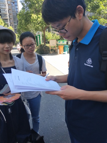 7月21日澳门银河
走近转基因调研小分队居民填写问卷 (2)