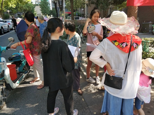 7月21日澳门银河
走近转基因调研小分队请居民填写问卷