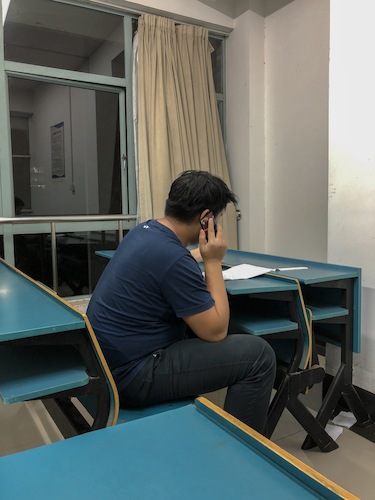 七月二十七日 澳门银河
 寻访校友社会实践小分队 正在通话采访中