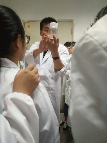 七月二日 澳门银河
 “走进转基因”社会实践小分队 张弦老师介绍深层培养基