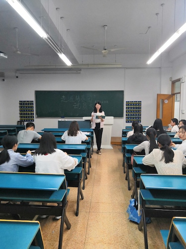 七月一日 澳门银河
 “走进转基因”社会实践小分队 动员大会全体认真听讲