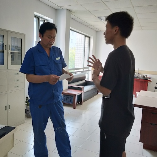 七月三日 澳门银河
 “走近转基因”社会实践小分队 和社区负责人交谈