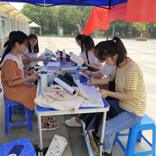 七月十五日 澳门银河
 “走近转基因”科普小分队 认真填写问卷的同学