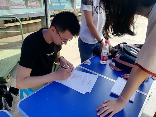 七月十五日 澳门银河
 “走近转基因”调研小分队 同学在填写问卷
