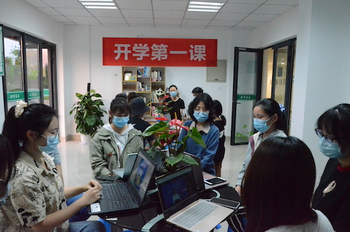 澳门银河
线下“开学第一课”