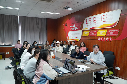澳门银河
师生同看一堂思政课_副本