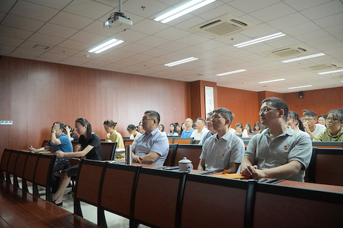 澳门银河
老师同学们认真观看大会直播